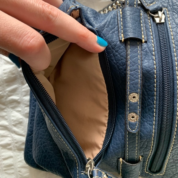 Nine West blue crossbody/wristlet silver details - Picture 8 of 9